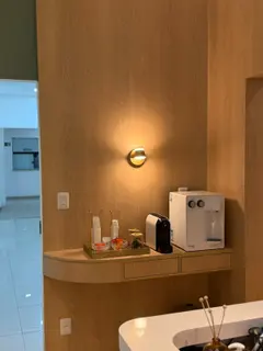 Cantinho com café e água à disposição de quem espera.