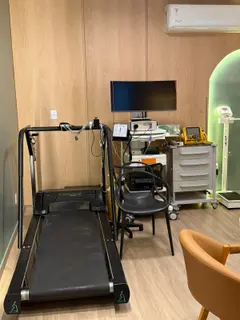 Esteira e equipamentos usados no teste ergométrico e no teste cardiopulmonar.
